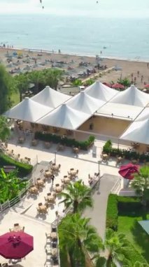 Beleks triatlonunda yüzme, koşma ve bisiklet segmentlerinden oluşan hava perspektifli sinematik harikalar..