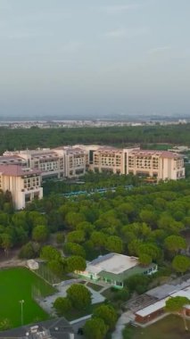 Akdeniz 'de günbatımının hüküm sürdüğü Beleks otelinin hava güzelliğine hayranlık duyun..