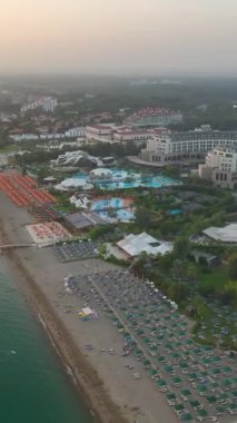 Görgü tanığı Beleks Hotel Extravaganza, Akdeniz 'de gün batımına hayret ediyor..