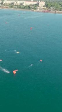 Beleks triatlon zaferine doğru yüzme, koşma ve bisiklette mükemmelliğe sahip sinematik bir yolculuğa çıkın..
