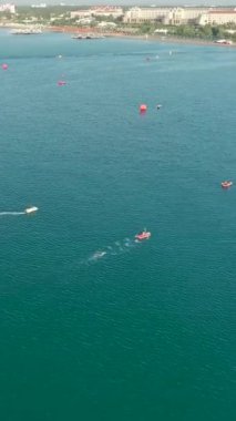 Sinema yoluyla Beleks triatlonu üzerinde uç, yüzme, koşma ve bisiklet yarışlarının ihtişamını yakala.