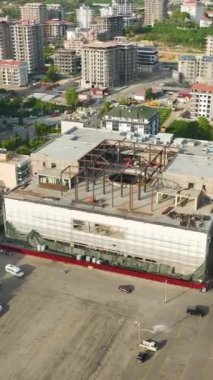 Metal yapıların devam eden yapısını vurgulayan bir alışveriş merkezi inşa etmenin hava manzarasına bakın..