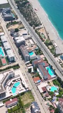 Yukarıdan kıyı yerleşim tesislerinin inşaatını araştırın. Gelecekteki evinizde konfor ve konfor vaat edin..