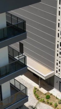 Deniz kıyısında yaşamın havadan keşfedildiği bir yer keşfedin. Burada önemli olan rahatlık ve konforlu meskenler yaratmaktır..