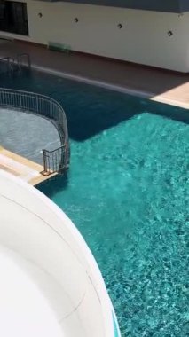 Yeni su kaydırağının heyecan verici hareketine tanıklık eden bir çocuk oyun alanının hava keşfine binin..