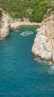 Akdeniz 'de gökyüzünde bir kızın gökyüzü yüksekliğinde bir maceraya atılmasına hayret ediyorum..