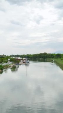 Akdeniz 'e akan nehir boyunca uzanan havadan manzaralı lüks bir nehir kenarı oteli keşfedin..