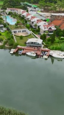 Lüks bir nehir kenarı otelinin zarafetinin üstünde süzül, Akdeniz 'e açılan kapının yanında..