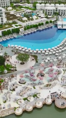 Nehir kenarına çekiliyoruz. Havadan bir bakış açısıyla. Akdeniz 'e giden yolda lüks bir otel bizi bekliyor..