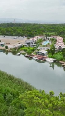 Görkemli Akdeniz 'in eşiğinde duran lüks bir otelin nehir kenarındaki kaçışa tanık olun..