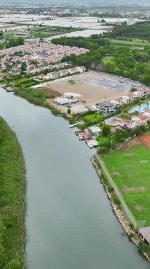 Nehir kıyısındaki bir mücevherin hava sükunetini tecrübe edin. Lüks bir otel Akdeniz 'in harikalarına sıcak bir karşılama sunuyor..