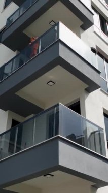 Pencere ve balkon camı montajından sonra yukarıdan yeni bir kompleks cephenin dönüşümüne tanık olun..