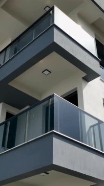 Pencereler ve balkon camları yerleştirildiği için konut kompleksinin dış yüzeyine bir göz atın..
