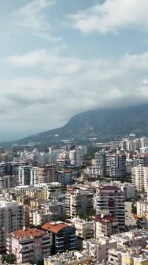 Pencereler ve balkon camlarıyla bir binanın dönüşümünün üstüne çık..