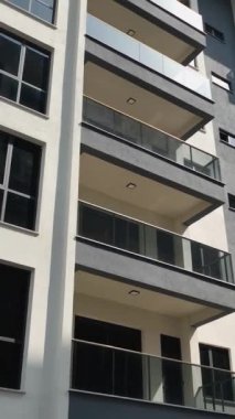 Pencereler ve balkon camlarıyla bir binanın dönüşümünün üstüne çık..