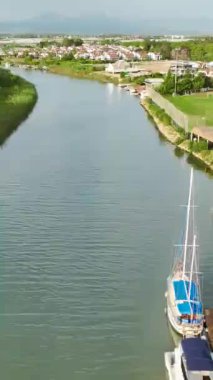 Beleks Nehri 'ndeki hava heyecanının tadını çıkarın. Uçuş tahtası eğitimi devam ediyor ve unutulmaz deneyimler yaratıyor..