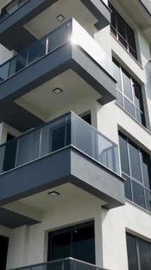 Yukarıdan yapılan ve pencereler ve balkon camları aracılığıyla yapılan iyileştirmeleri vurgulayan bir faşizmin yenilemesini göster.