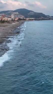 Akdeniz akşamı eğlencesi için deniz kıyısındaki bir alacakaranlık toplantısına katılın. Su ve kıyı aktiviteleri de dahil..