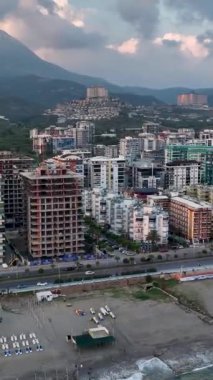 Alacakaranlıkta bir Akdeniz sahili vahasında keyif almanın su ve sahil eğlencesi etrafında döndüğünü tecrübe edin..