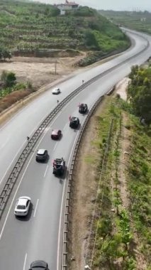 Bir grup heyecanlı bir Jeep safarisine çıkarken Akdeniz 'in kıyı güzelliğini keşfedin..