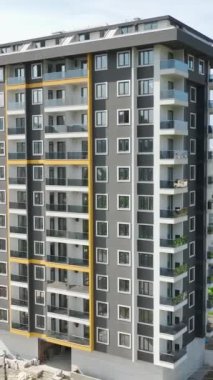 Türkiye 'nin Alanya kentindeki kentsel kalkınmaya tanık olun, yüksek binalar ve hareketli bir mahallede devam eden ön cephe çalışmaları.