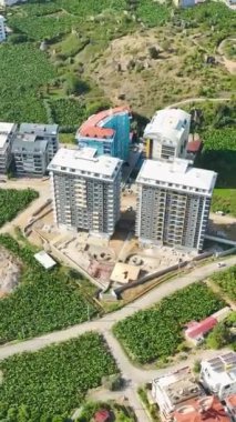 Alanya 'daki bina patlamasını, yüksek binaların inşası ve şehrin ön cephelerinin yenilenmesine odaklanarak yaşayın..