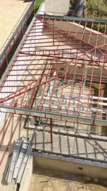 Türkiye 'nin Alanya kentindeki kentsel evrimi, gelişmekte olan bir mahallede yüksek binaların inşası üzerine bir spot ışığı altında keşfedin..
