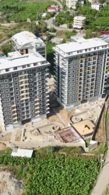 Çok katlı binalar dinamik bir mahallede inşa edilirken, Türkiye 'nin Alanya kentinin değişen siluetine tanık olun.