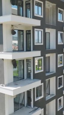 Türkiye 'nin Alanya kentindeki çok katlı binaların hareketli bir bölgede yükselişine tanık olun.