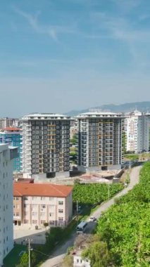 Alanya 'nın evrimine tanık olun. Çok katlı evler, hareketli bir şehir merkezinin kalbine inşa edildi..