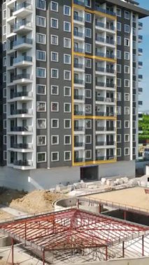 Türkiye 'nin Alanya kentinin göbeğindeki gökdelen inşaatına dikkat edin..