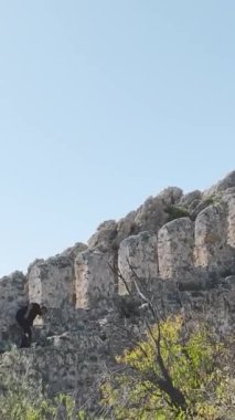 Genç bir adam Alanyas Kalesi 'ne tırmanırken otantik Akdeniz titreşimleriyle dolu bir yaz yolculuğunu takip edin..