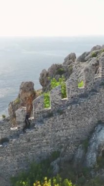 Alanyas otantik kalesinin yaz keşfi sırasında Akdeniz tepelerini tecrübe edin.