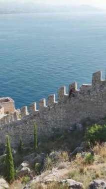 Alanyas Kalesi 'ni keşfedin. Otantik sahil titreşimleriyle dolu bir yaz yolculuğunda..