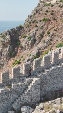 Yaz mevsiminde Alanya 'nın sahiciliğini tecrübe et. Kıyı kalesine tırman..