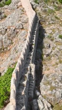 Yaz aylarında Alanyas tarihi kalesine yapılan bir tırmanışla bir kıyı gezisine çıkın..