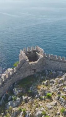 Yaz boyunca Alanyas ikonik kalesini keşfederken Akdeniz tepelerine seyahat.