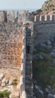 Yaz güneşi altında Alanyas kıyı kalesini keşfederken zirve sükunetini bul.
