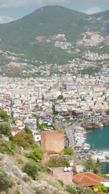 Alanyas kıyı kalesini keşfetmek için bir yaz yolculuğuna çıktı, orjinal titreşimlerini kucaklayarak..