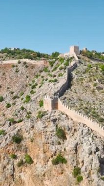 Alanyas 'ın otantik sahil güzelliğini keşfetmek için yaz gezisine çıkın, kaleye tırmanın..