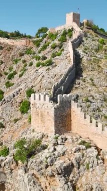 Alanya 'daki Akdeniz' e tepeden bakan bir adamın kaleye tırmanışına tanık olun..