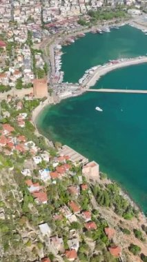 Türkiye 'nin Alanya kentindeki otantik deniz kenarı kalesine giden bir adamın yaz tırmanışına katılın.