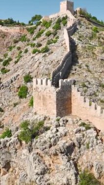 Alanya 'daki antik deniz kenarı kalesine yolculuğa çıkan bir adamın tanıklığı..