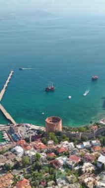 Alanya 'da sahile tırmanan bir adamı takip edin otantik bir sahil kalesine doğru yol alıyor..