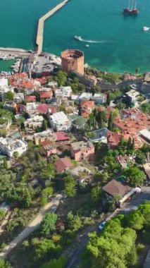 Türkiye 'nin Alanya kentindeki otantik bir kaleye doğru yol alan bir adam olarak bir kıyı gezisine çıkın..