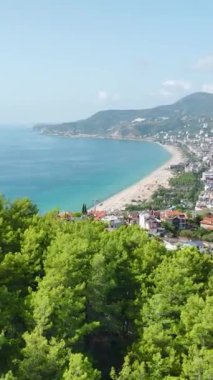 Alanya 'daki otantik deniz kenarı kalesine tırmanan bir adamla bir uçurum kenarı macerası yaşayın..