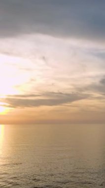 Nefes kesen altın günbatımında serin Akdeniz 'in üzerinden havadan gelen.