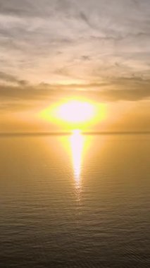 Akdeniz 'in güneşin öptüğü dalgalarını gün batımında büyüleyici bir hava perspektifinden deneyimleyin..