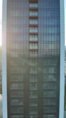 Bu nefes kesici hava görüntülerinde gökdelenleri ve cam cepheleriyle Gürcistan 'ın çarpıcı şehri Batumi' nin üzerinde süzül..