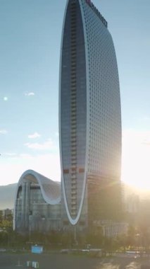 Karadeniz 'in yuvaladığı Batumi şehrinin modern mimari harikalarına hayret ediyorum..